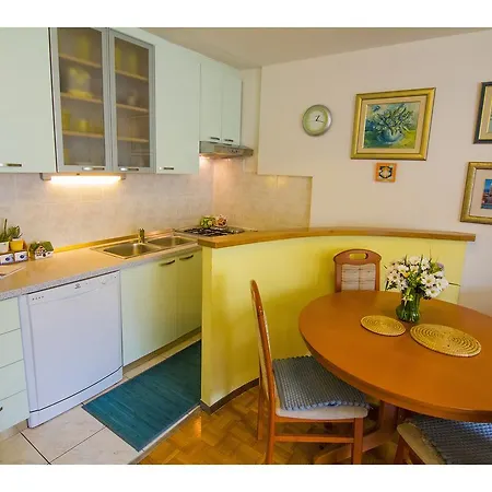 Happy Apartment Split