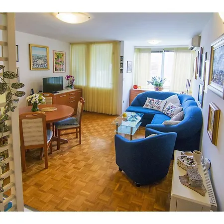 Happy Apartment Split