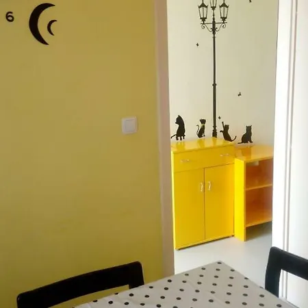 Happy Apartment Split